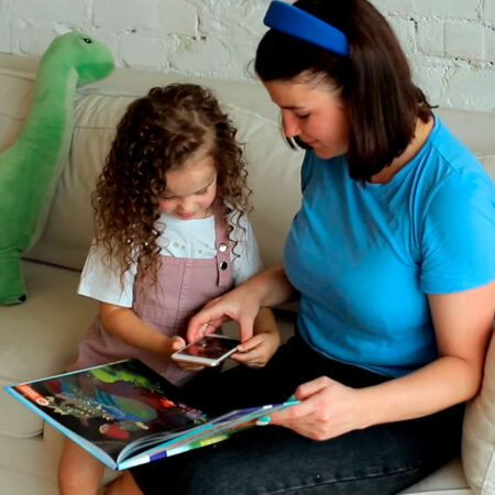 “美少女巡逻队.五个王国”增强现实中的冒险游戏之书宣传片