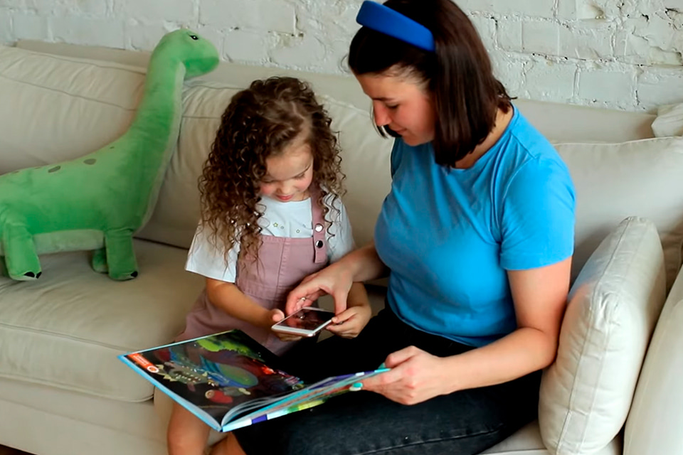 “美少女巡逻队.五个王国”增强现实中的冒险游戏之书宣传片