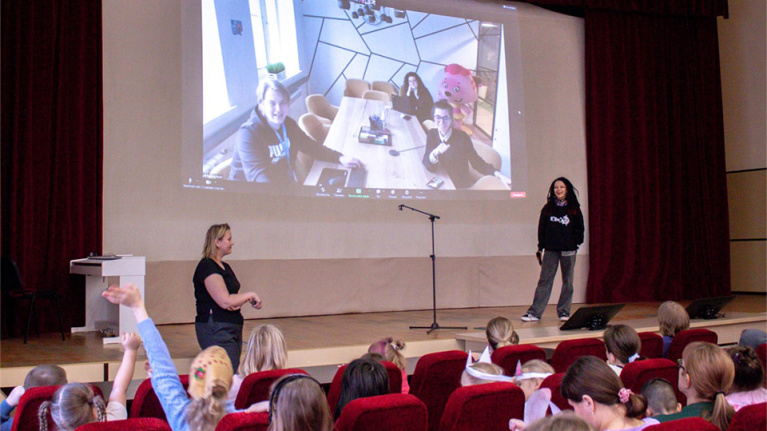 与维尔蒂什耶夫研究所的年轻病患举行创意见面会